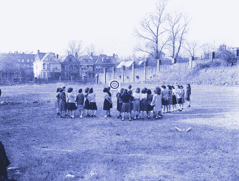Image : Entraînement de tir à l’arc au lycée, 1962. Source : The Newark Public Library. Internet Archive.