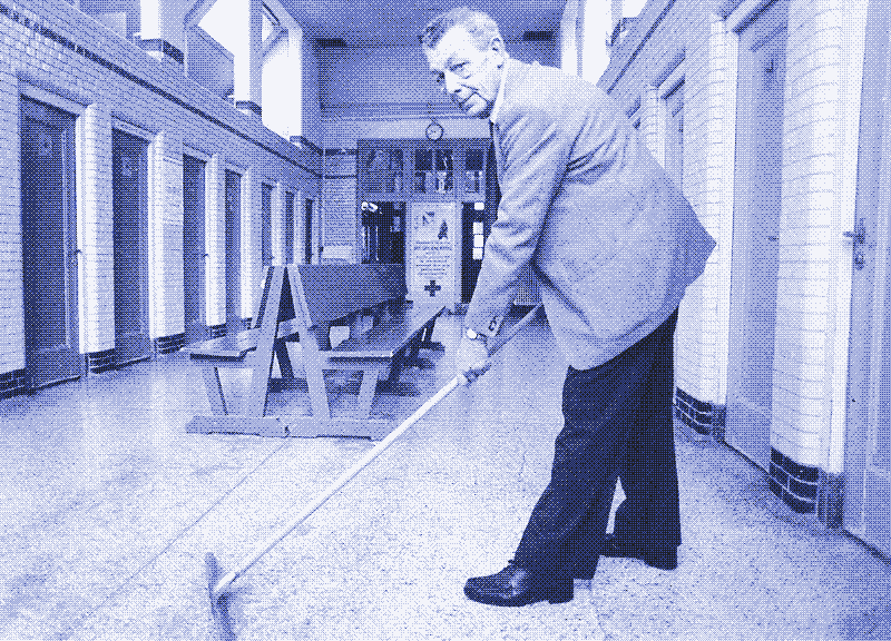 Image : Le dernier gardien d’un établissement de bains à Haarlem, aux Pays-Bas, en 1984. Image dans le domaine public.