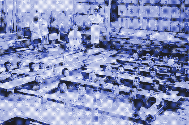 Image : Hommes dans un établissement de bains publics japonais, début du XXe siècle. Image dans le domaine public.