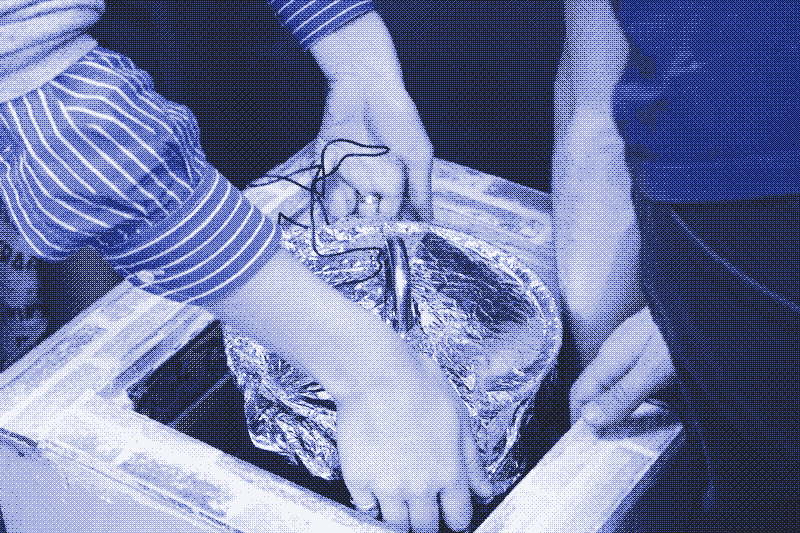 Image : Un ancien prototype que nous avions construit possède une chambre thermique de la taille d’une cocotte : il est donc plus adapté à la préparation de ragoûts et de soupes. Photo de Marie Verdeil.