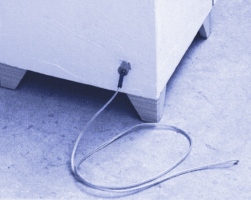 Image : Un cuiseur solaire électrique isolant est alimenté par un panneau solaire photovoltaïque, qui est connecté à un élément thermique électrique à l’intérieur du cuiseur. Photo de Marie Verdeil.