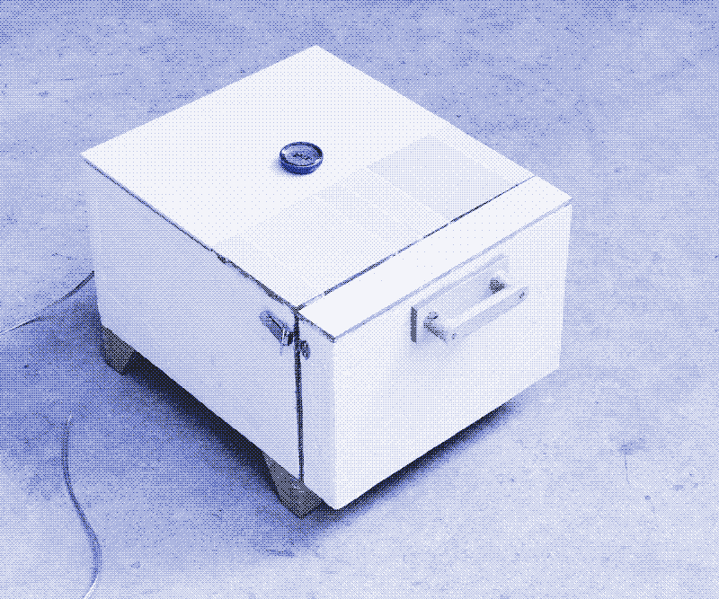 Image : Le cuiseur solaire électrique isolant que nous construisons dans ce manuel. Photo de Marie Verdeil.