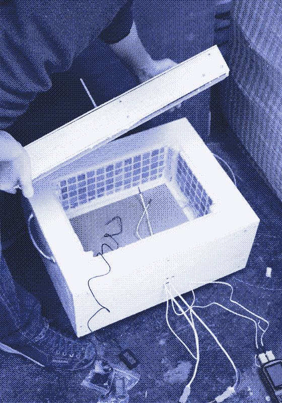 Image : Une brique chauffante amovible placée au fond de notre deuxième prototype de four solaire. Photo de Marie Verdeil.