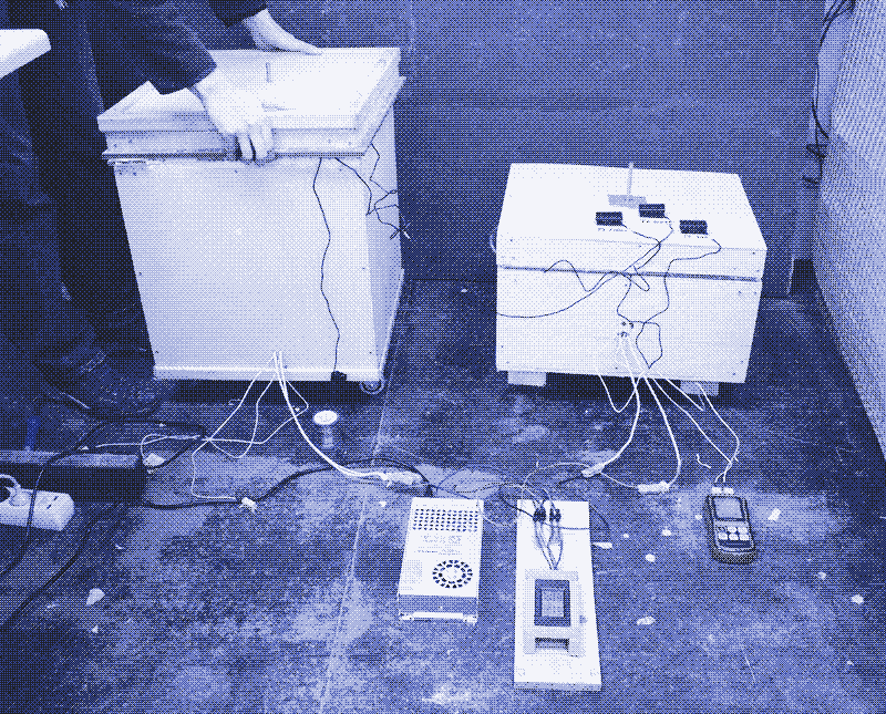 Image : Test des deux premiers prototypes de fours solaires à l’aide d’une station de test alimentée par le réseau électrique. Photo de Marie Verdeil.