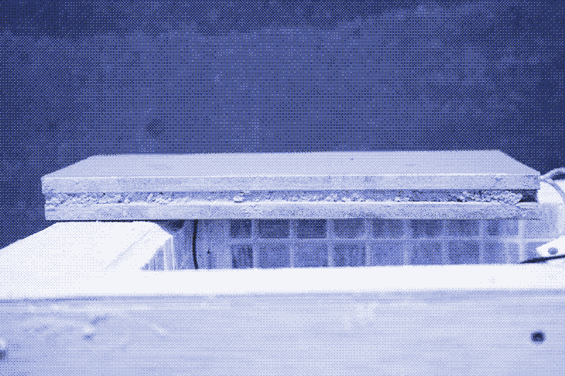 Image : Le circuit chauffant à résistance électrique intégré dans du mortier et pris en sandwich entre deux carreaux. Photo de Marie Verdeil.