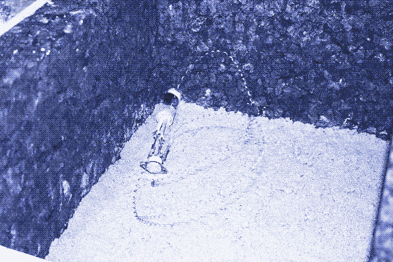 Image : L’interrupteur thermique et le fusible thermique intégrés dans une première couche de mortier dans notre troisième prototype de four solaire. Photo de Marie Verdeil.