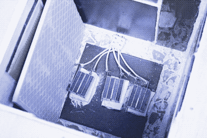 Image : Le premier prototype de four solaire fonctionnait avec trois éléments chauffants du commerce, avec des performances décevantes. Photo réalisée par Kris De Decker.