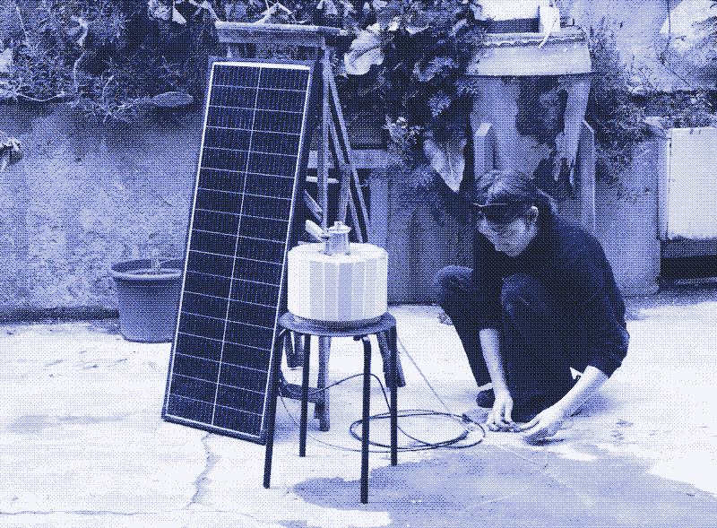 Image : Branchement de la cafetière à un panneau solaire. Photo par Hugo Lopez.