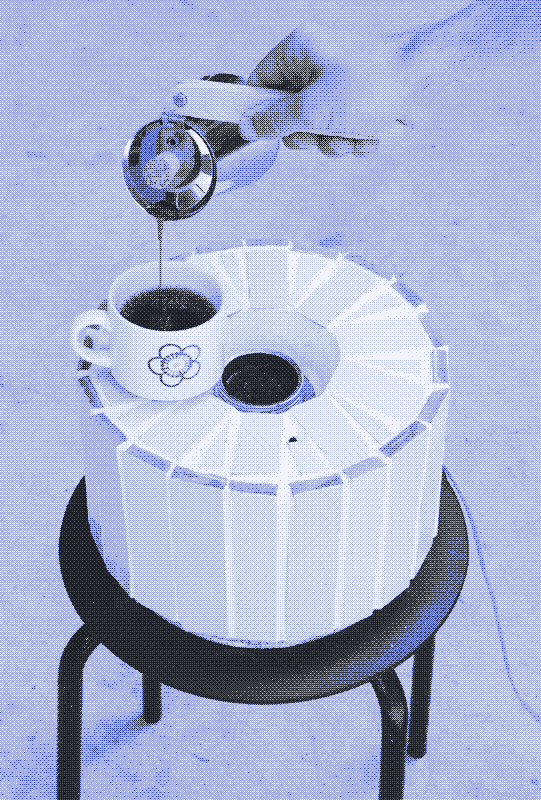 Image : Café à l’énergie solaire en train d’être servi. Photo par Marie Verdeil.
