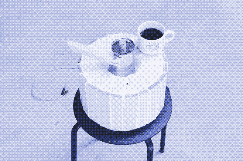 Image : La cafetière à énergie solaire dont nous détaillons la construction dans ce guide. Photo par Marie Verdeil.