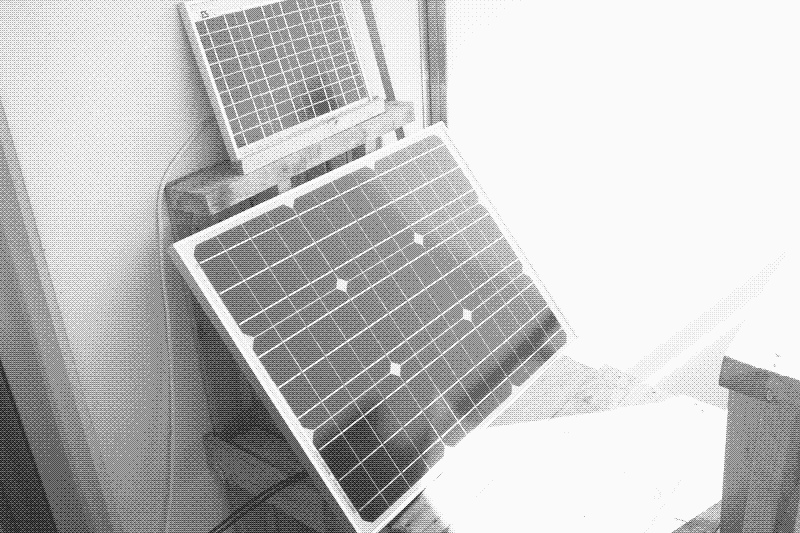 Image: Le panneau photo-voltaïque solaire de 50 W. Au-dessus, un panneau de 10 W qui alimente un système d’éclairage.
