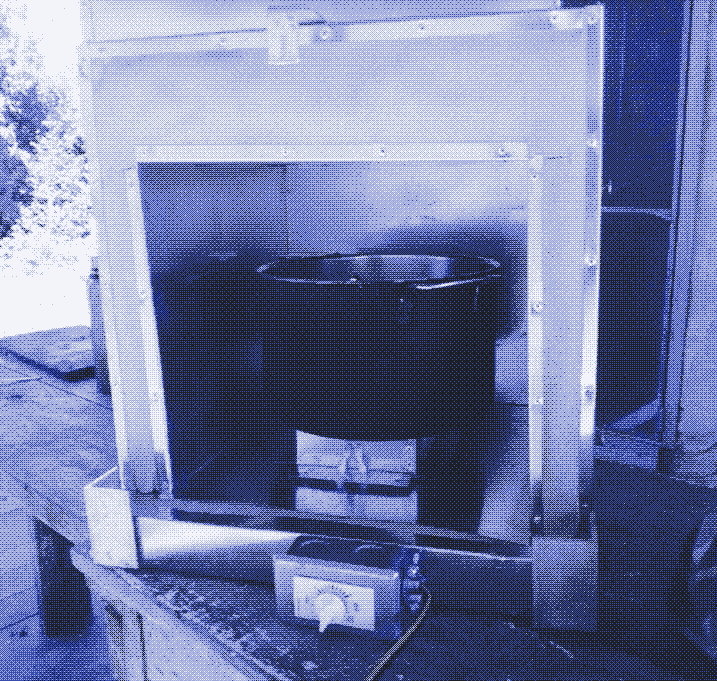 Immagine: il forno Roxy senza porta e con l&rsquo;isolamento in lana di vetro a vista. L&rsquo;apparecchio, realizzato in un&rsquo;officina metallurgica con energia solare diretta, funziona a 48 V e richiede un pannello solare da 200 a 500 watt. Living Energy Farm offre anche il frigorifero solare di Sunstar in vendita online.