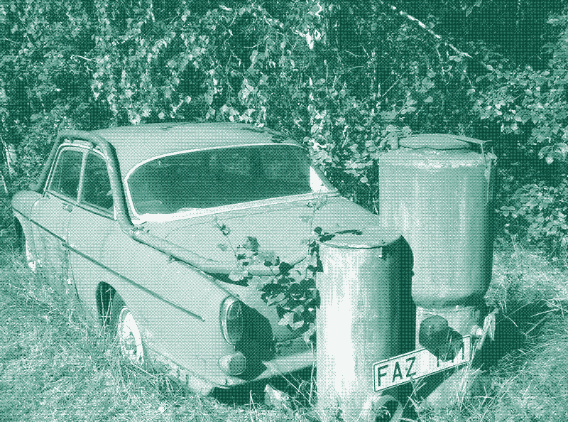 Afbeelding: een achtergelaten houtgasauto.