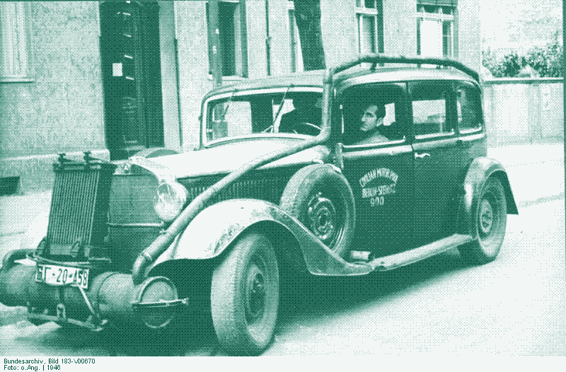 Een houtgasauto, Berlijn, 1946. Bundesarchiv, Bild 183-V00670 (CC-BY-SA 3.0).