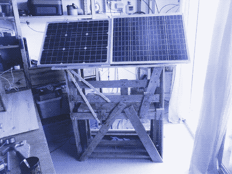 Afbeelding: De structuur voor de zonnepanelen, opgebouwd uit afvalhout. Foto: Kris De Decker.