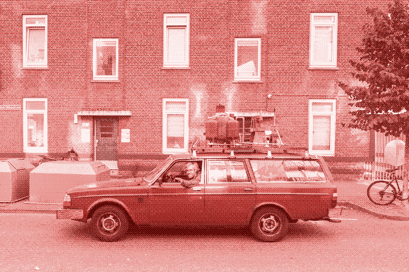 Afbeelding: Gijs Schalkx in zijn auto. Het ontwerp is een knipoog naar de houtgasauto&rsquo;s van andere Nederlanders, Dutch John en Joost Conijn. Foto: Frank Hanswijk.