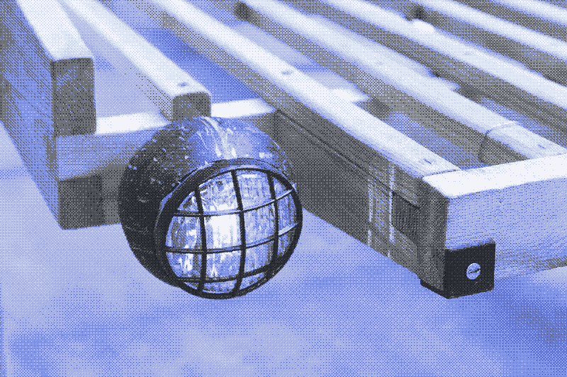 Afbeelding: De voorlichten zijn gemonteerd in kokosnoten. Foto door Kris De Decker.