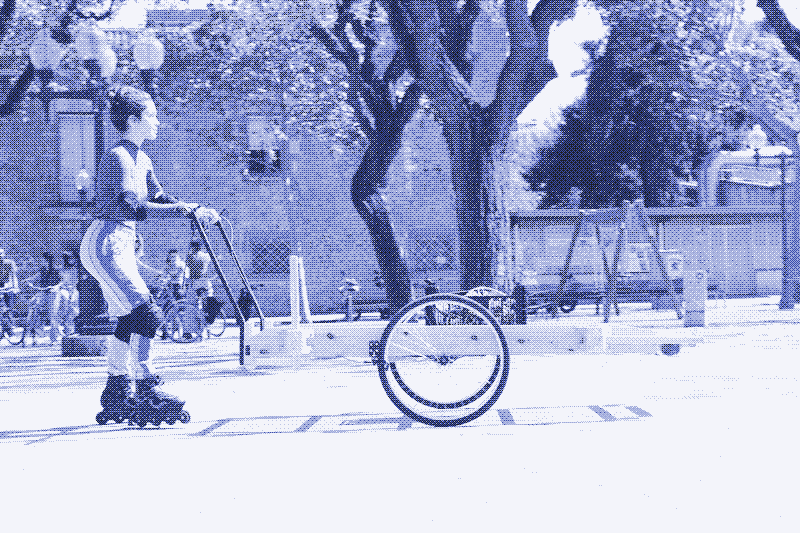 Afbeeldingen: Julia Steketee duwt de handkart op inline skates. Foto&rsquo;s door Kris De Decker.