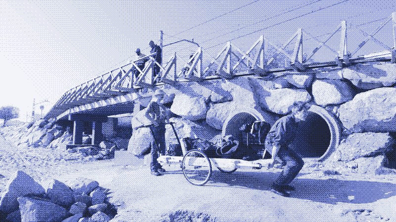 Afbeeldingen: Een brug in reparatie dwingt ons de handkar over de rotsen te dragen. Foto&rsquo;s door Linda Osusky.