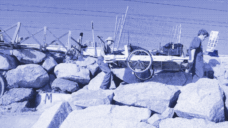 Afbeeldingen: Een brug in reparatie dwingt ons de handkar over de rotsen te dragen. Foto&rsquo;s door Linda Osusky.