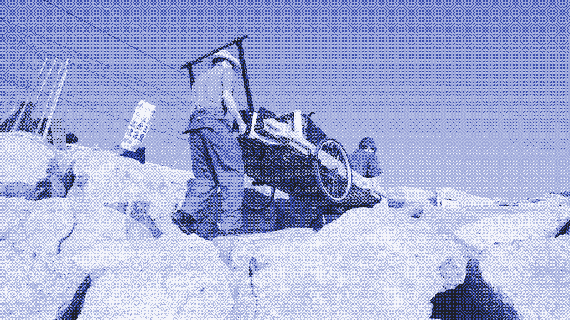 Afbeeldingen: Een brug in reparatie dwingt ons de handkar over de rotsen te dragen. Foto&rsquo;s door Linda Osusky.
