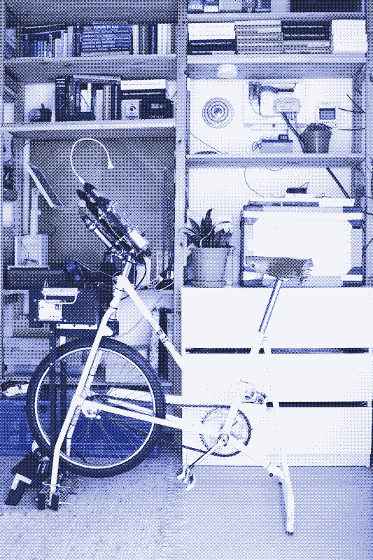 Image: Generator rowerowy stoi obok systemu fotowoltaicznego. Naszym celem jest zintegrowanie obu systemów zasilania.
